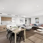 2Br Penthouse With Bay Views By Short & Long Stays