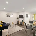 City Centre Unit Overlooking Ryrie Street!
