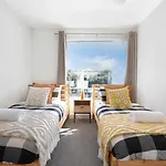 City Centre Unit Overlooking Ryrie Street!
