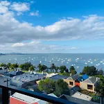 Modern Apartment With Water View In Geelong