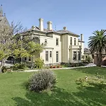 Myers Manor I Geelong Cbd