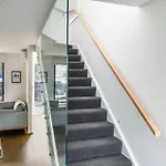 Private Room & Ensuite, In Shared Modern 2 Level Apartment - Full Use Of All Facilities