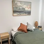 Private Room & Ensuite, In Shared Modern 2 Level Apartment - Full Use Of All Facilities