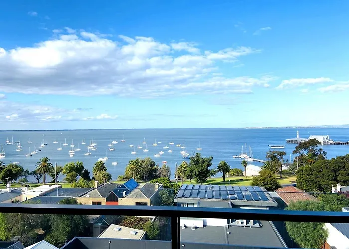 Modern Apartment With Water View In Geelong