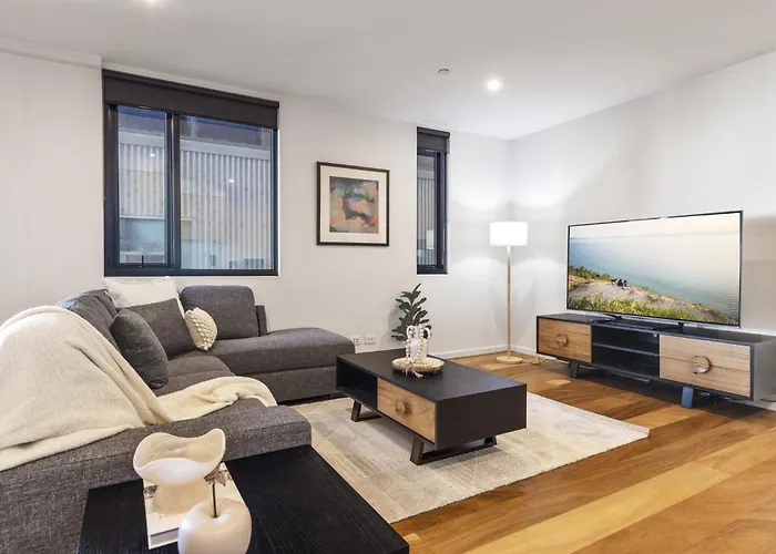 Oceanfront 2-Bed With Balcony & Study Nook