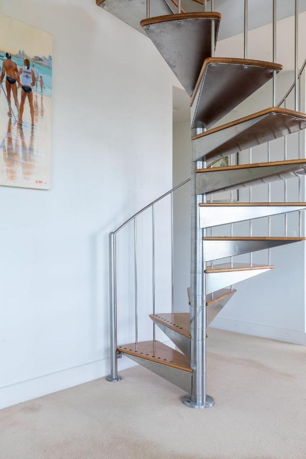 Waterfront Penthouse Apartment *