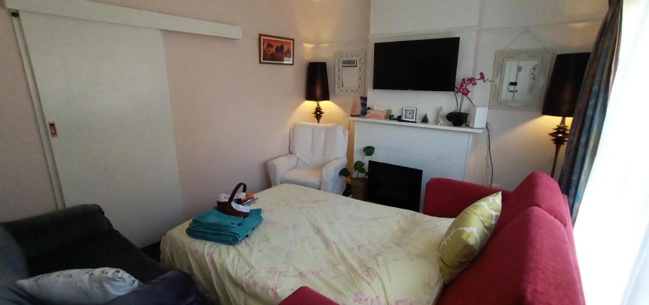 East - 2 Bedrooms - Mimosa Holiday home Geelong