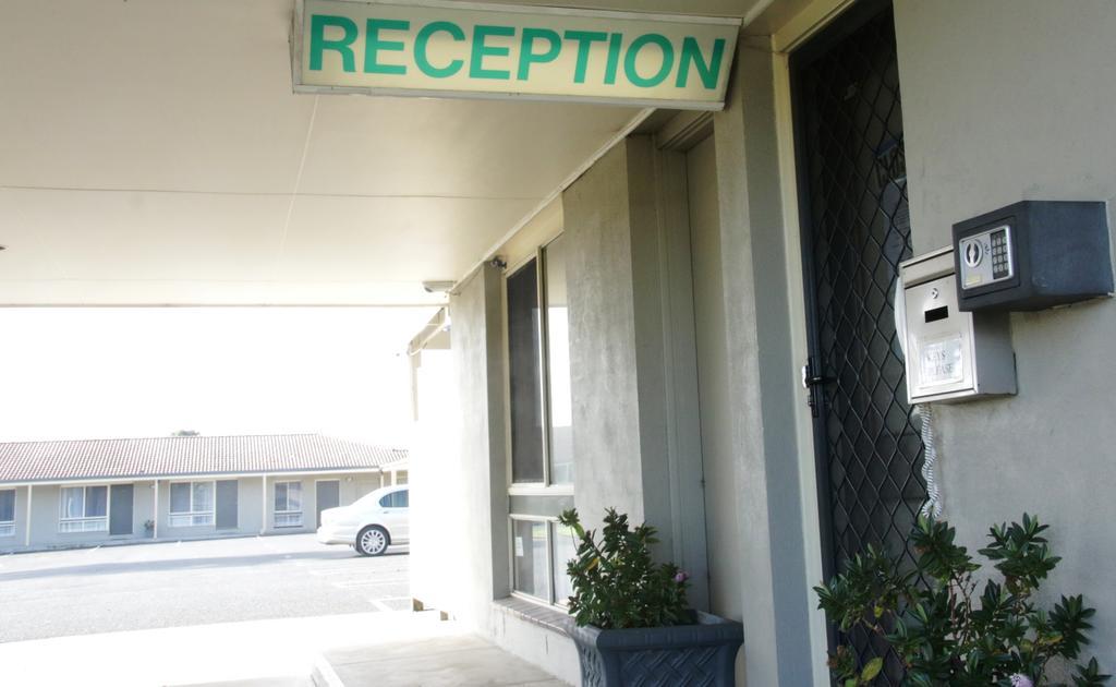 Golden Palms Motel