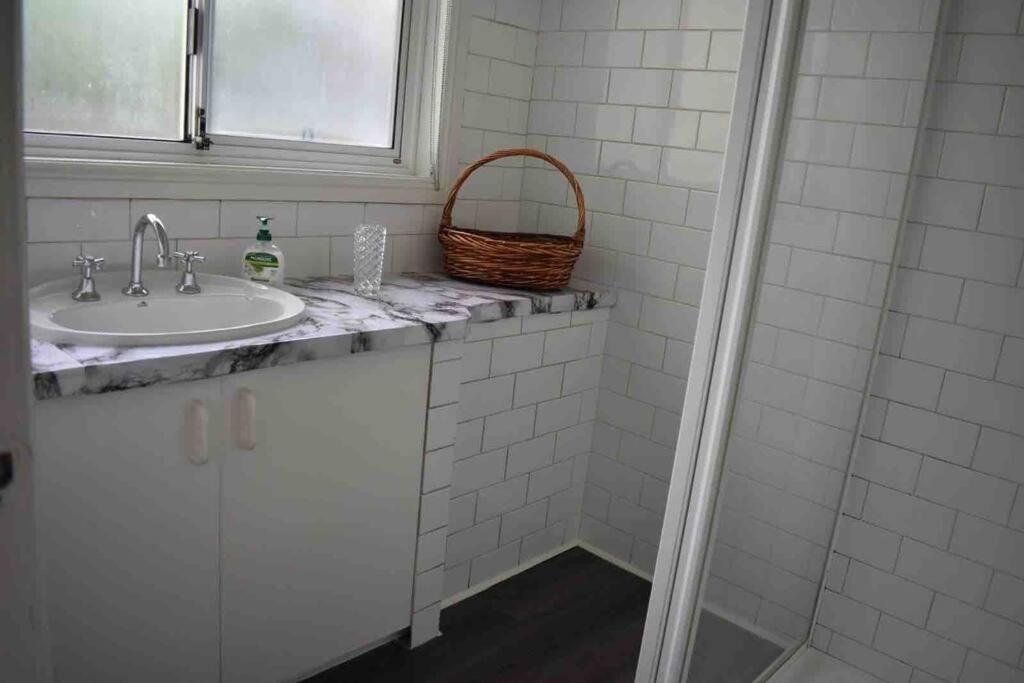 Cheerful 2 Bedroom House With A Beautiful Veranda Holiday home Geelong