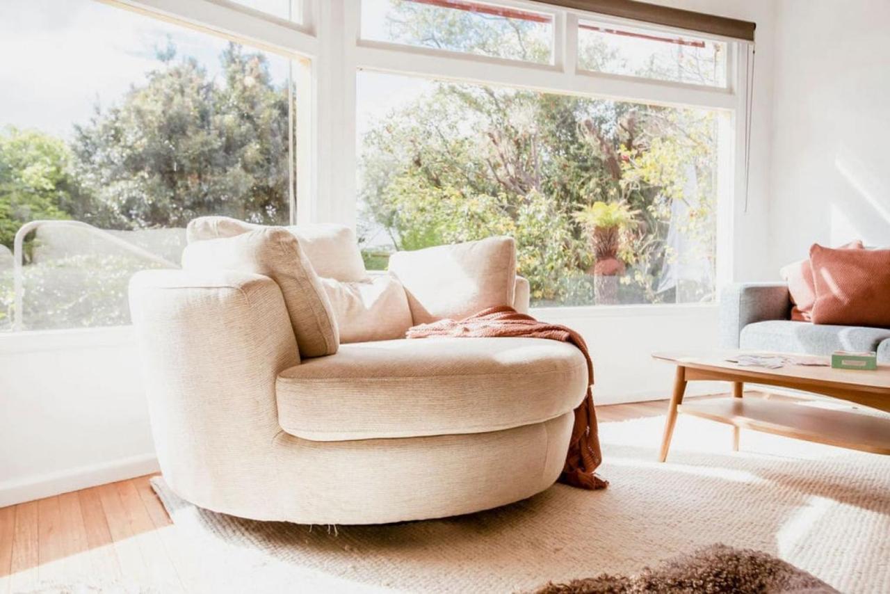 Very Cool Mid Century, Pet Friendly Urban Oasis *