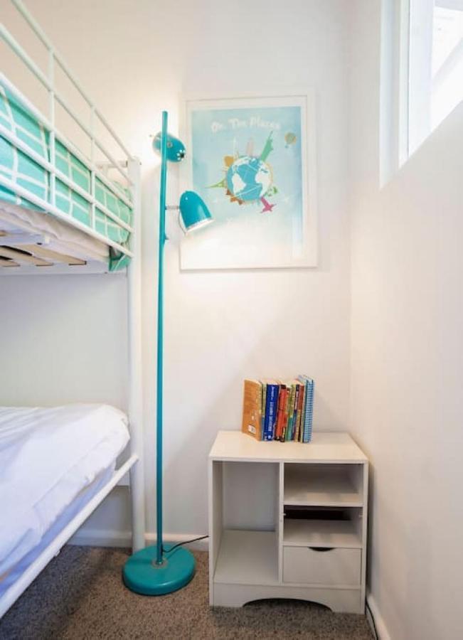 Very Cool Mid Century, Pet Friendly Urban Oasis *
