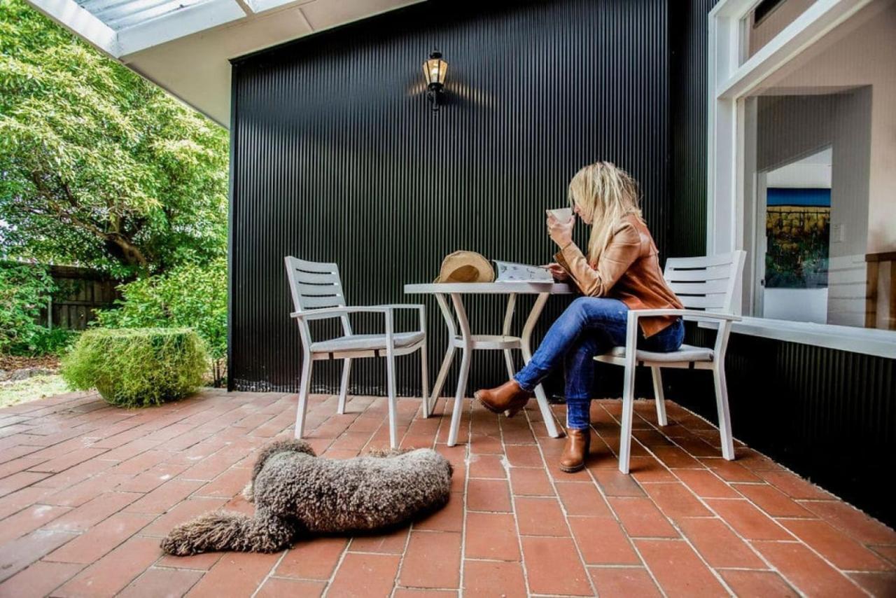 Very Cool Mid Century, Pet Friendly Urban Oasis Holiday home *