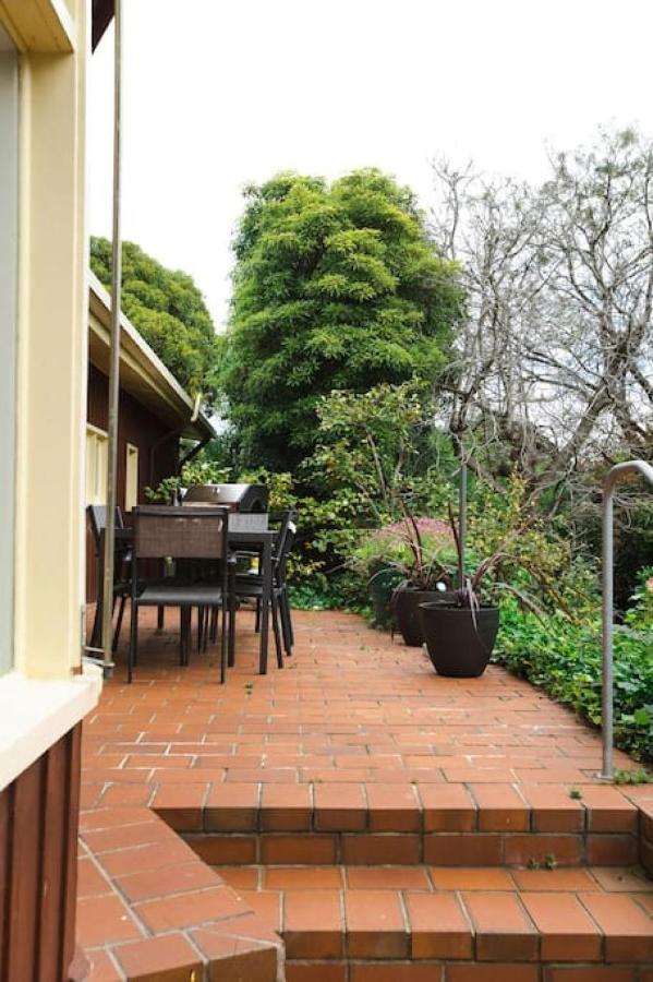 Very Cool Mid Century, Pet Friendly Urban Oasis Holiday home *