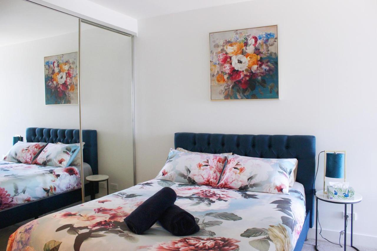 Modern With Water View In Apartment Geelong