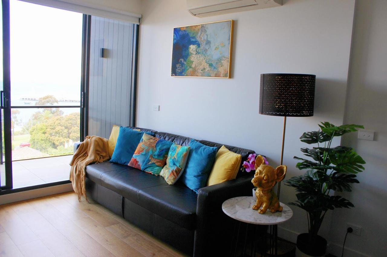 Apartment Modern With Water View In