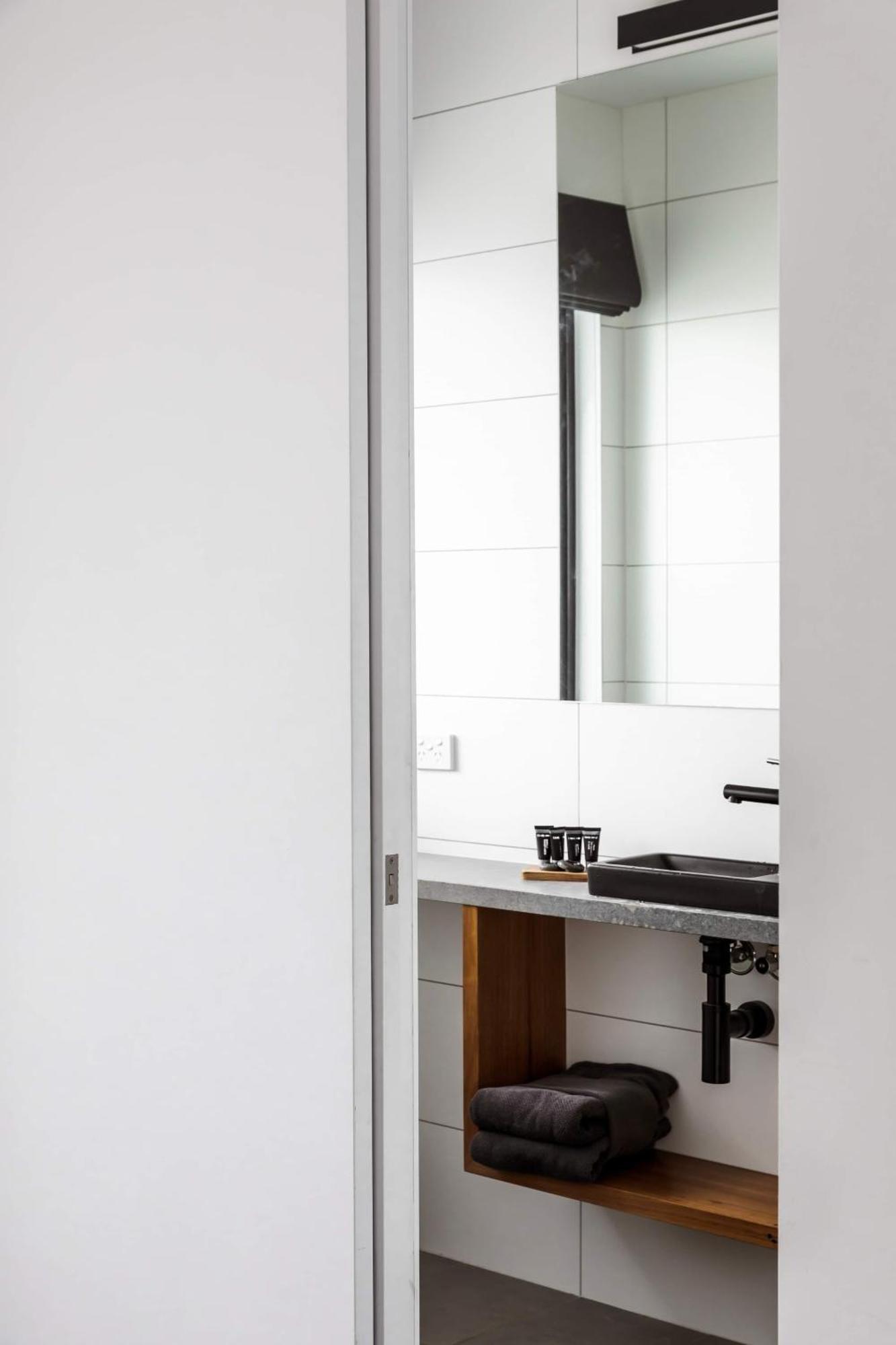 Timber Door Luxury Aparthotel Geelong
