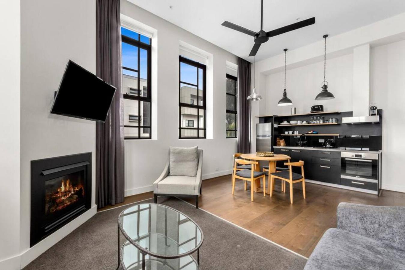 Manhattan On Moorabool - Heritage Listed Cbd Apartment *