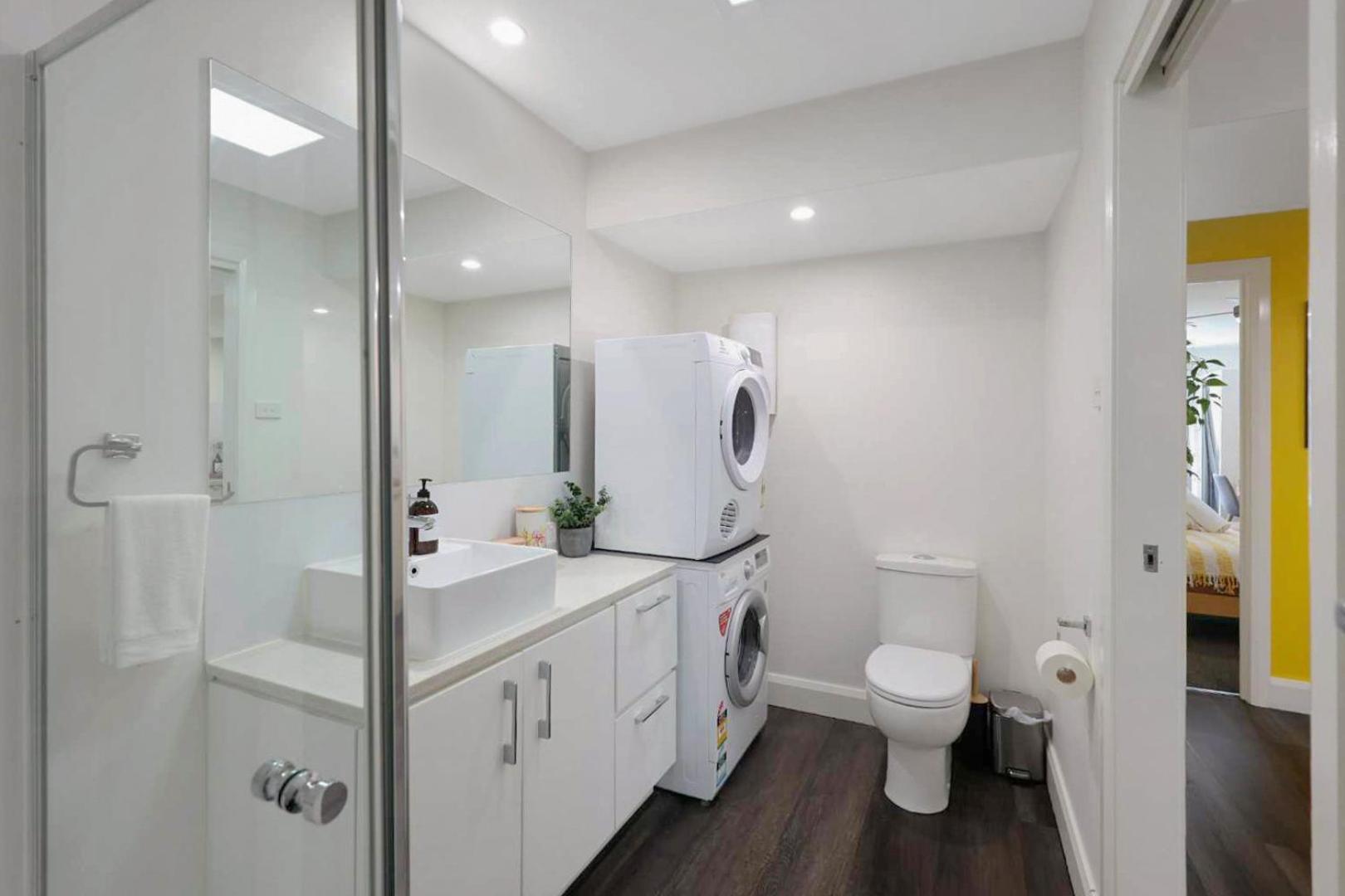 Centre Unit Overlooking Ryrie Street! Apartment