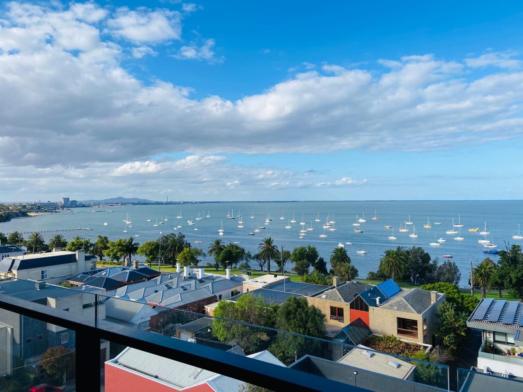 Apartment Modern With Water View In *