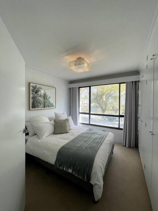 Waterfront Sub-penthouse With View