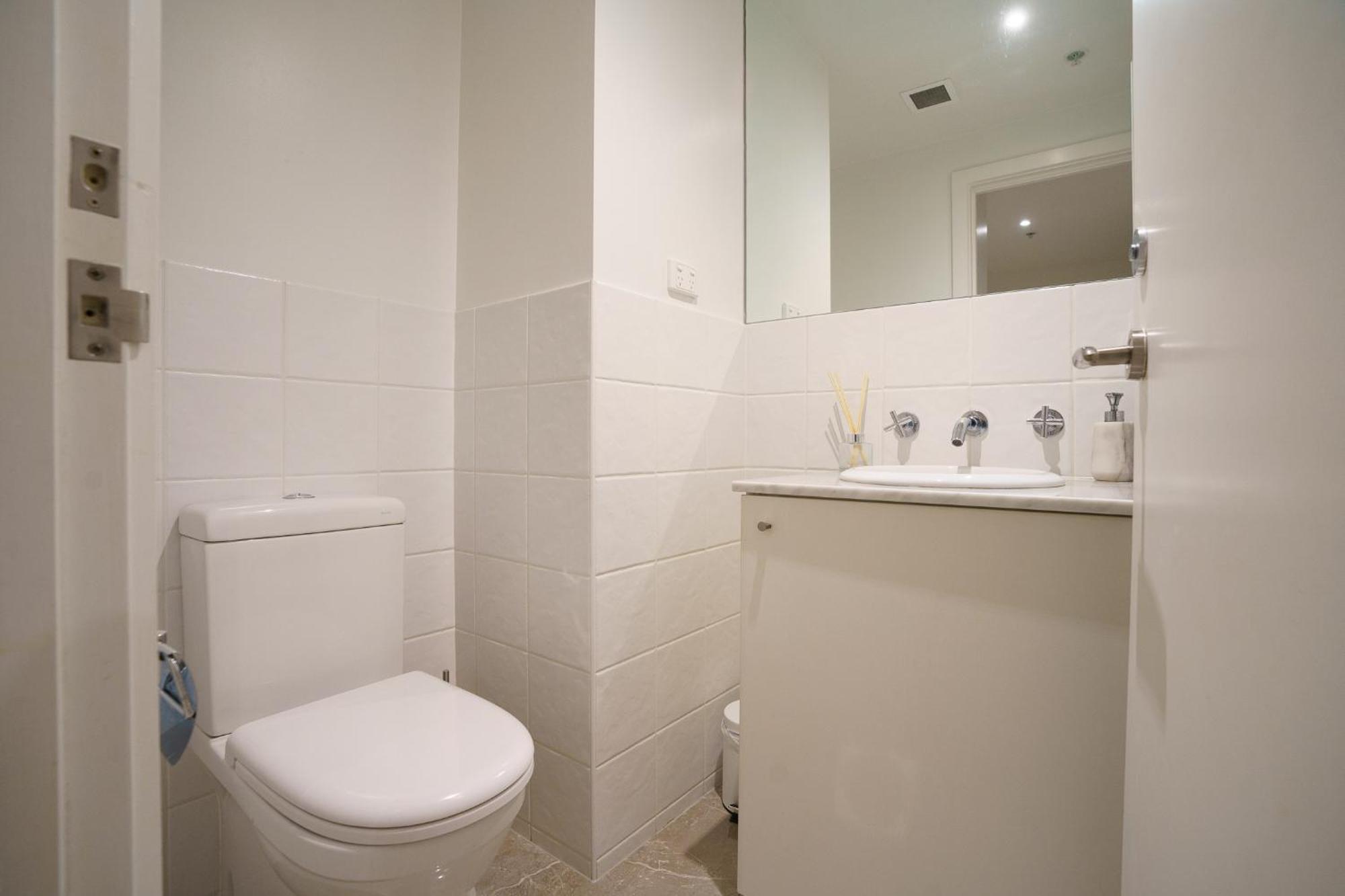 Luxury Overlooking Marina Geelong