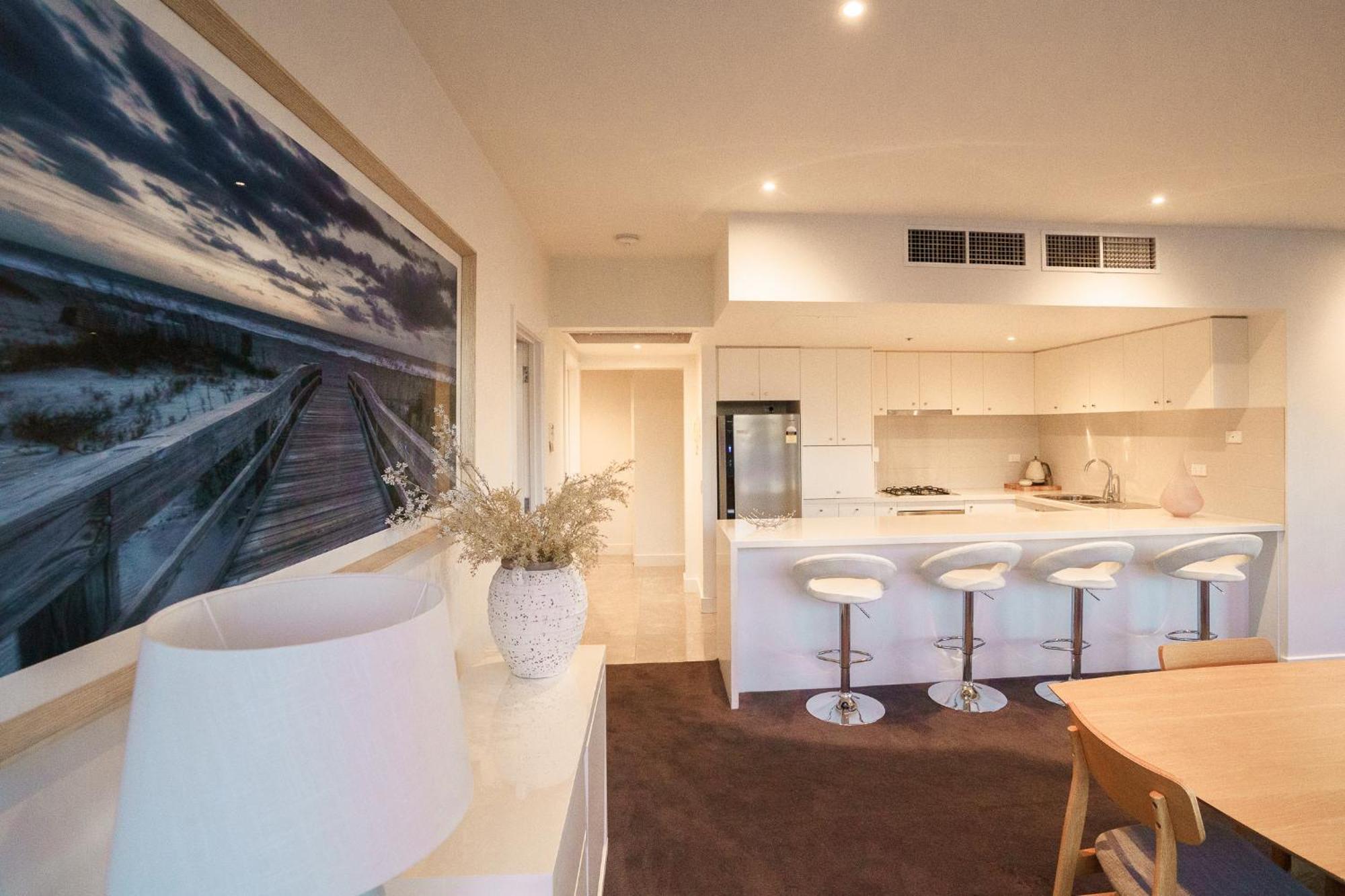 Luxury Overlooking Marina Apartment Geelong