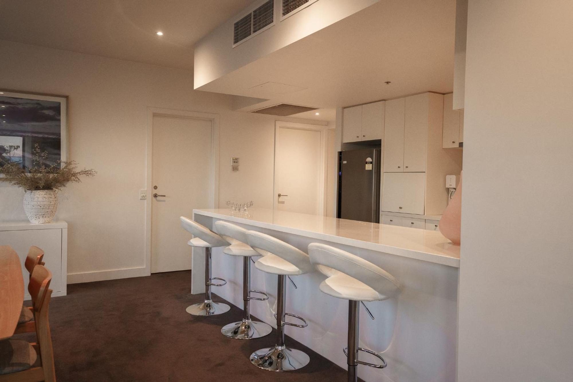 Luxury Overlooking Marina Apartment Geelong