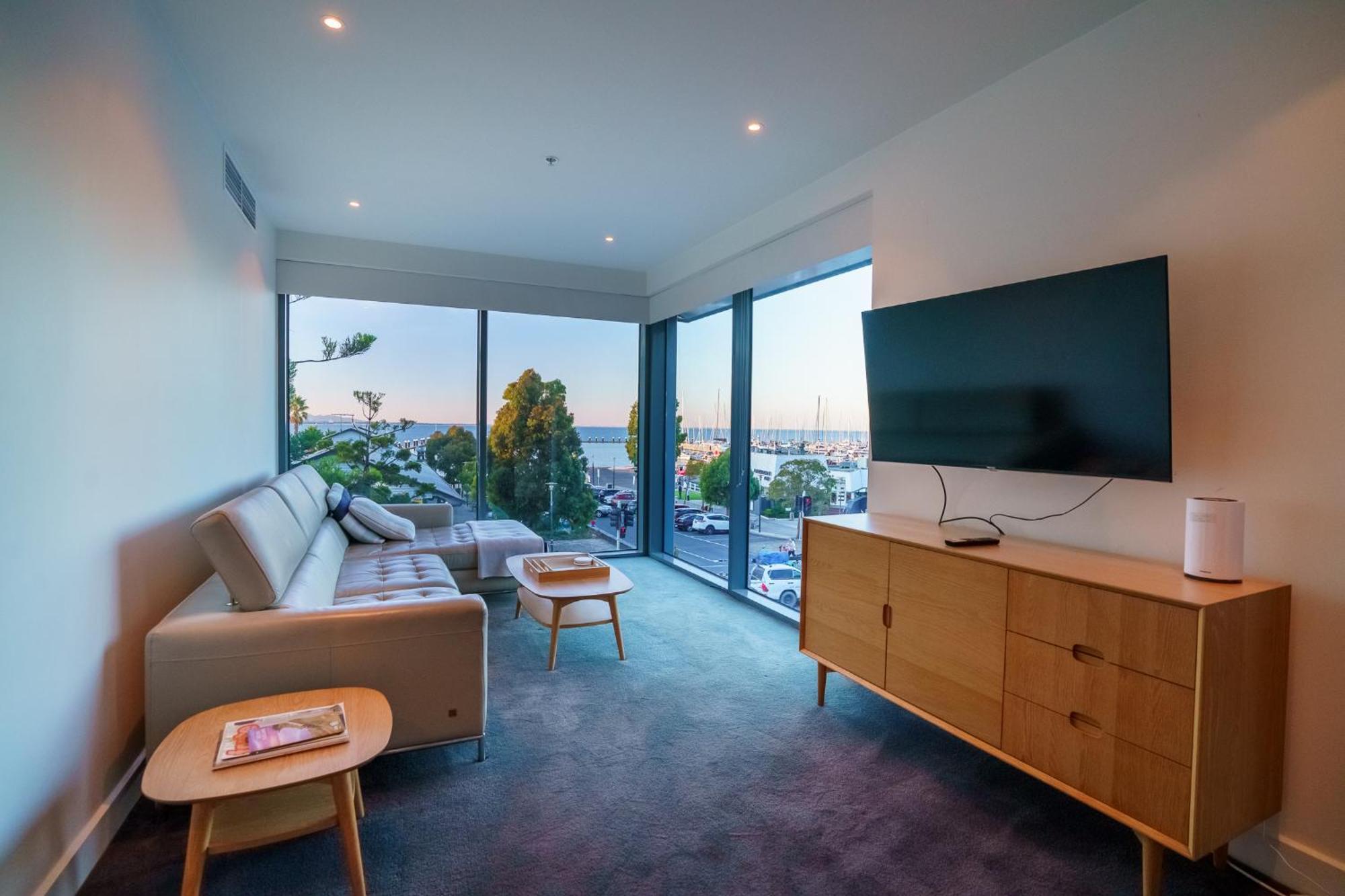 Luxury Overlooking Marina Apartment Geelong