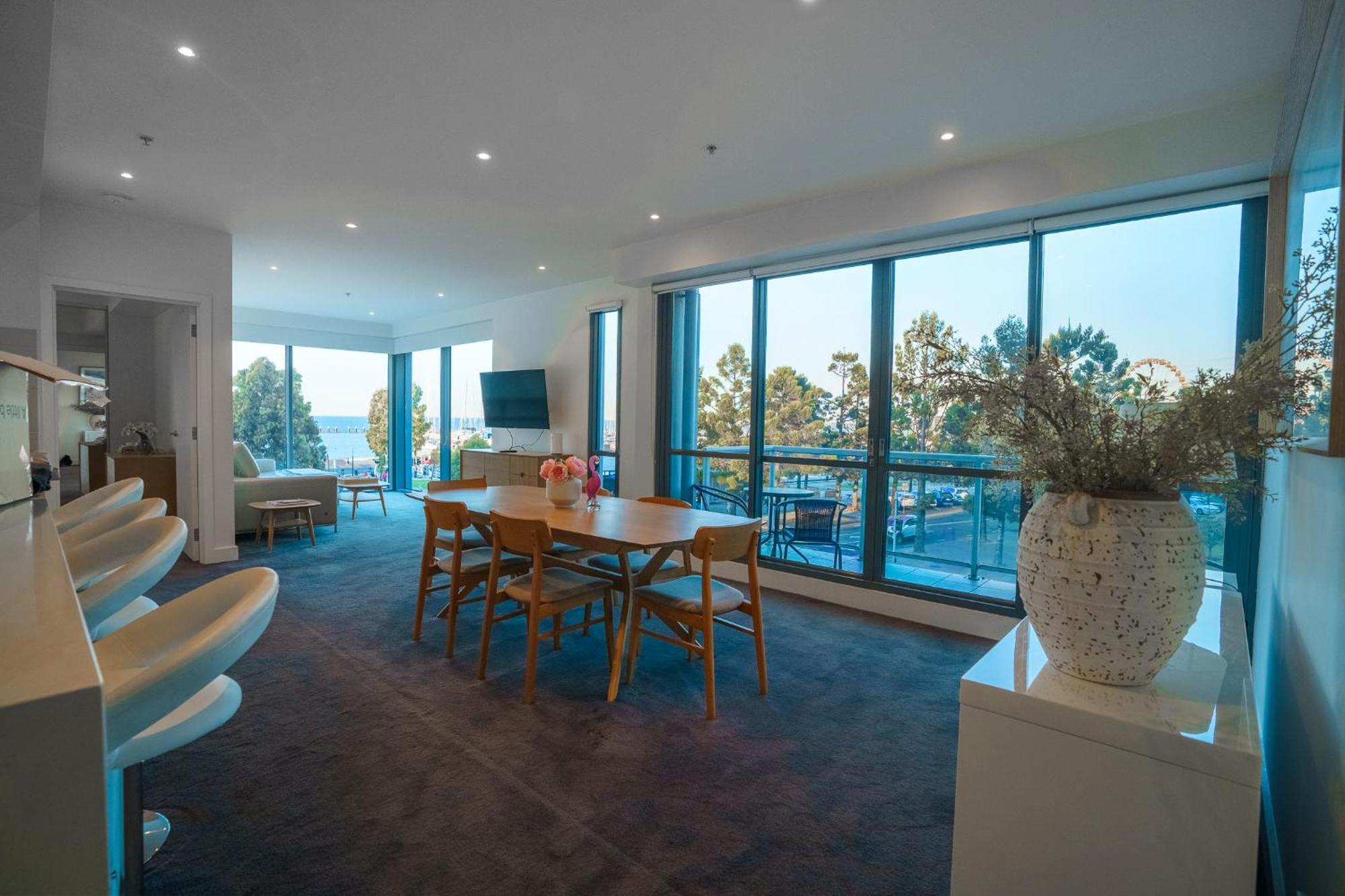 Luxury Overlooking Marina *