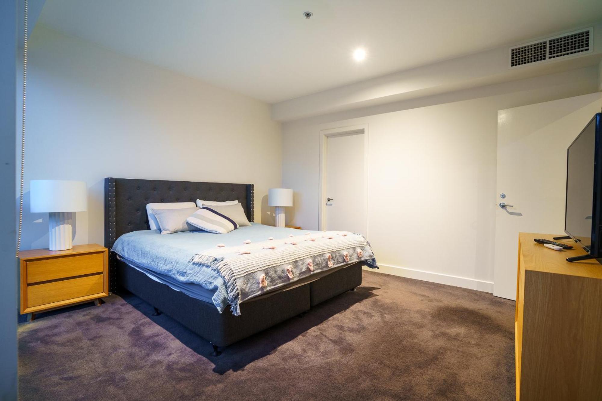 Luxury Overlooking Marina Apartment *