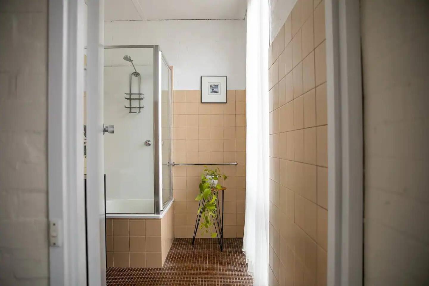 Mid-century Gem - Cbd Apartment *