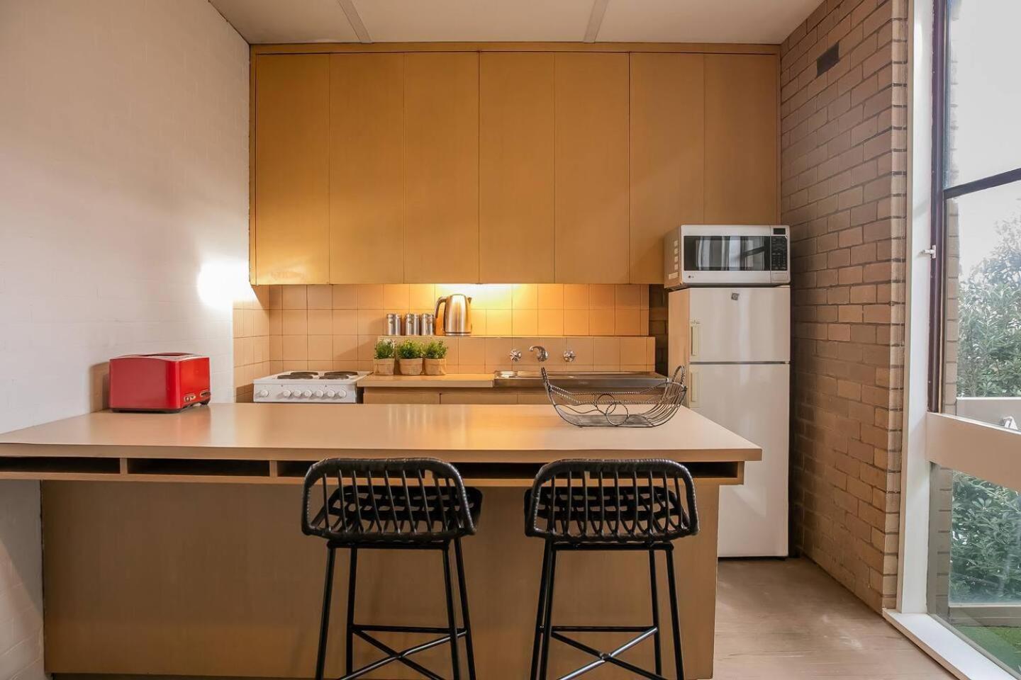 Mid-century Gem - Cbd Apartment