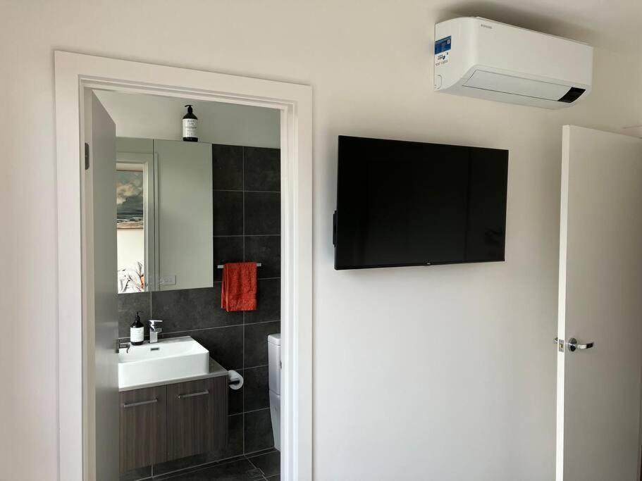 Private & Ensuite, In Shared Modern 2 Level - Full Use Of Facilities *