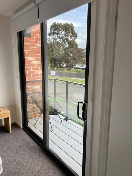 Apartment Private & Ensuite, In Shared Modern 2 Level - Full Use Of Facilities