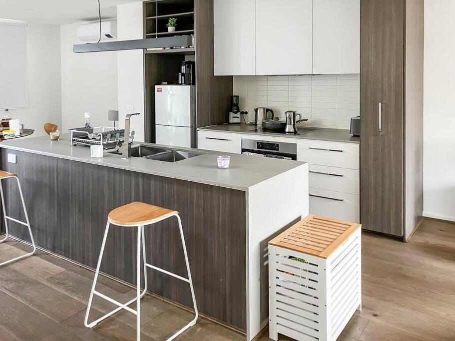 Private & Ensuite, In Shared Modern 2 Level - Full Use Of Facilities Apartment *