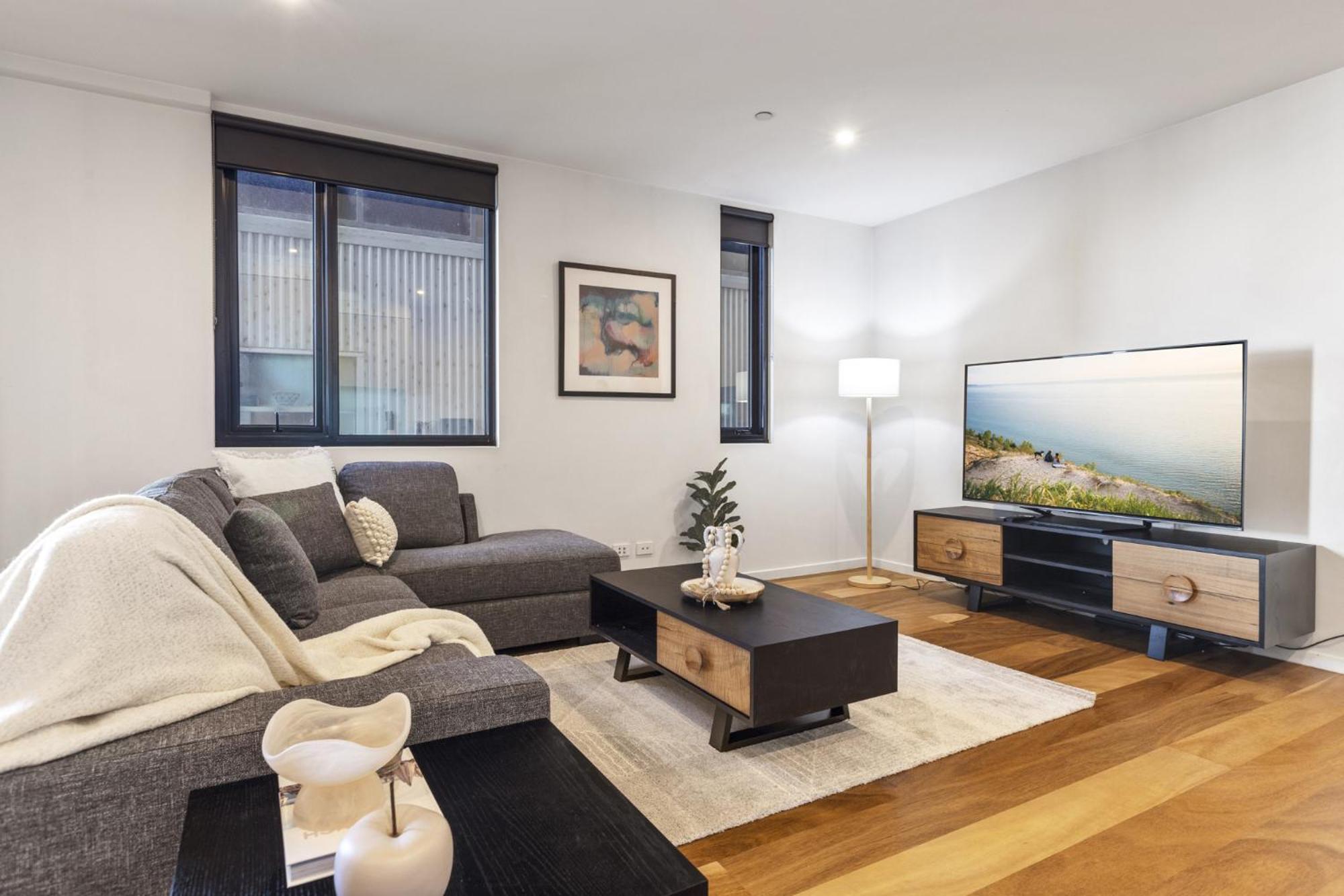 Oceanfront 2-bed With Balcony & Study Nook