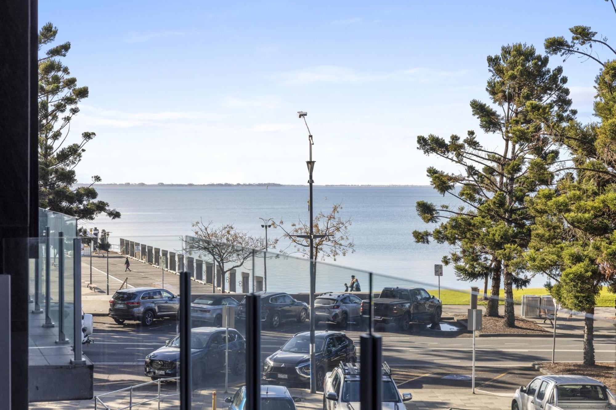 Apartment Oceanfront 2-bed With Balcony & Study Nook *