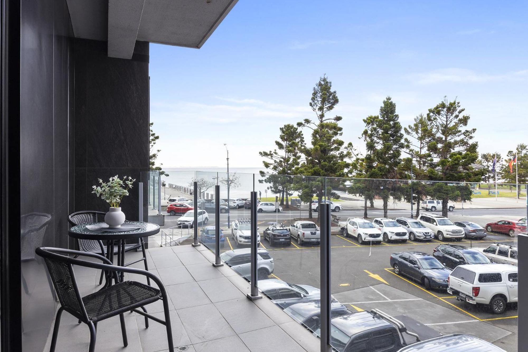 Oceanfront 2-bed With Balcony & Study Nook * Geelong