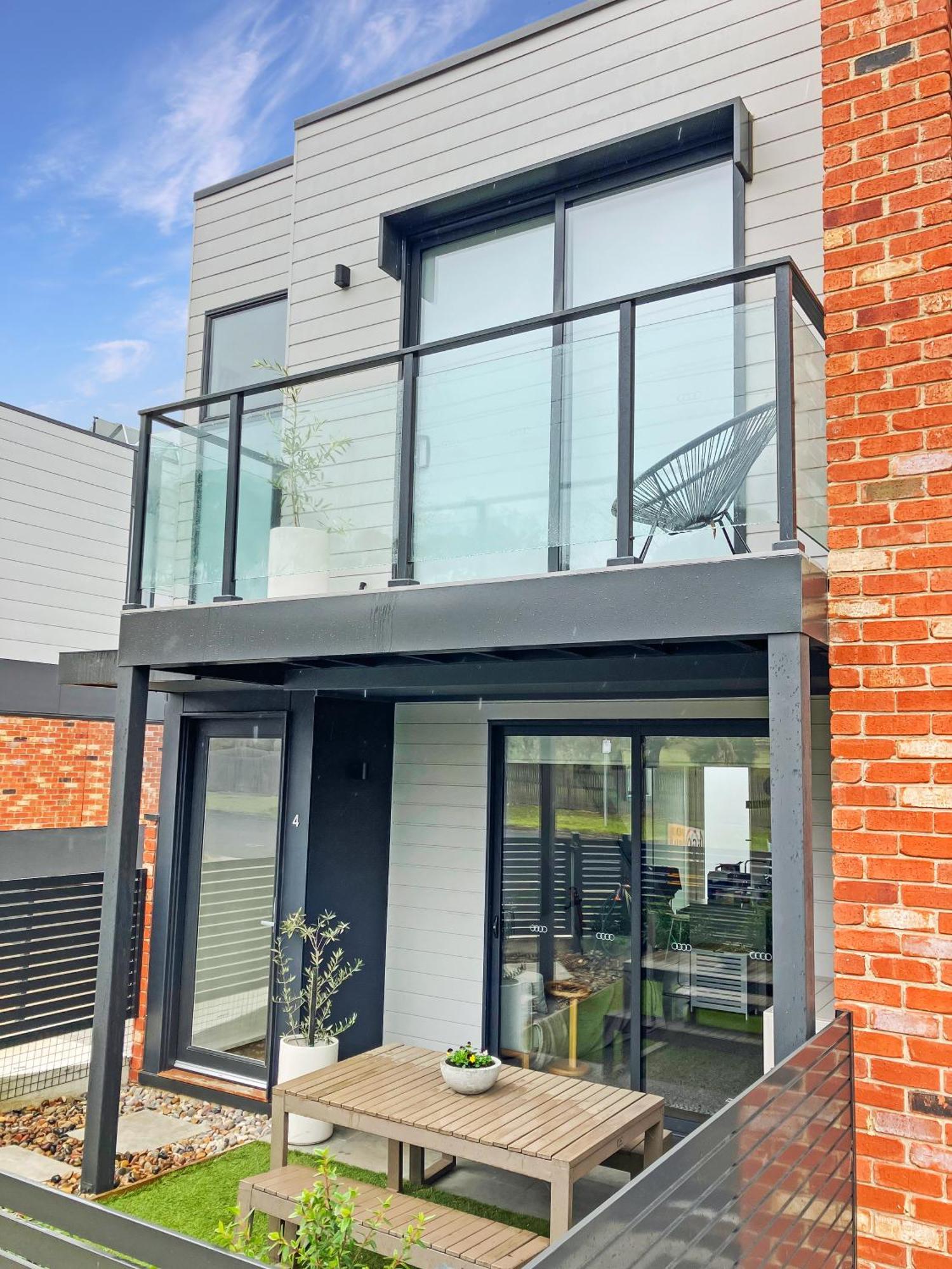 Apartment Private & Ensuite, In Shared Modern 2 Level - Full Use Of Facilities
