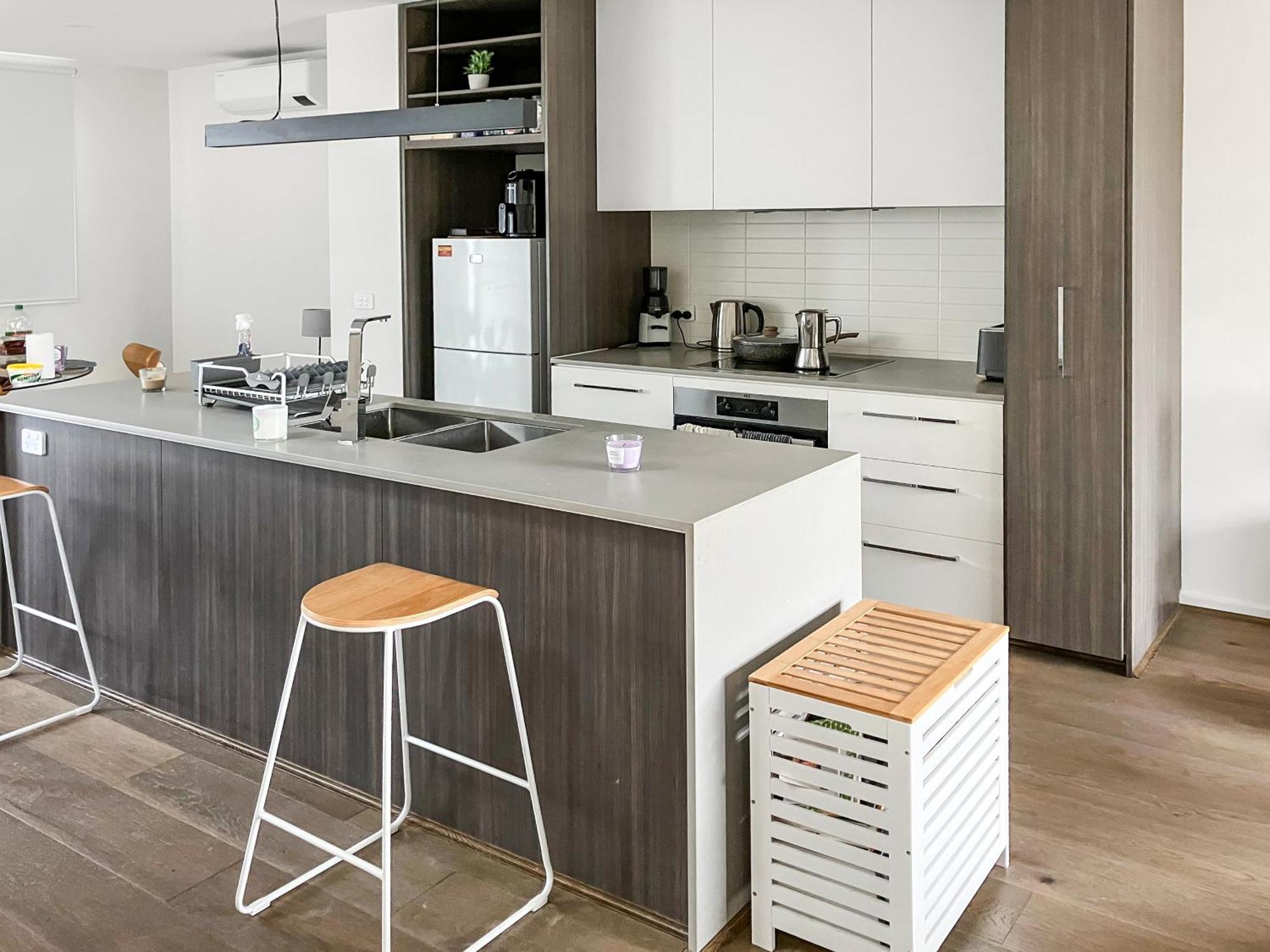 Apartment Private & Ensuite, In Shared Modern 2 Level - Full Use Of Facilities