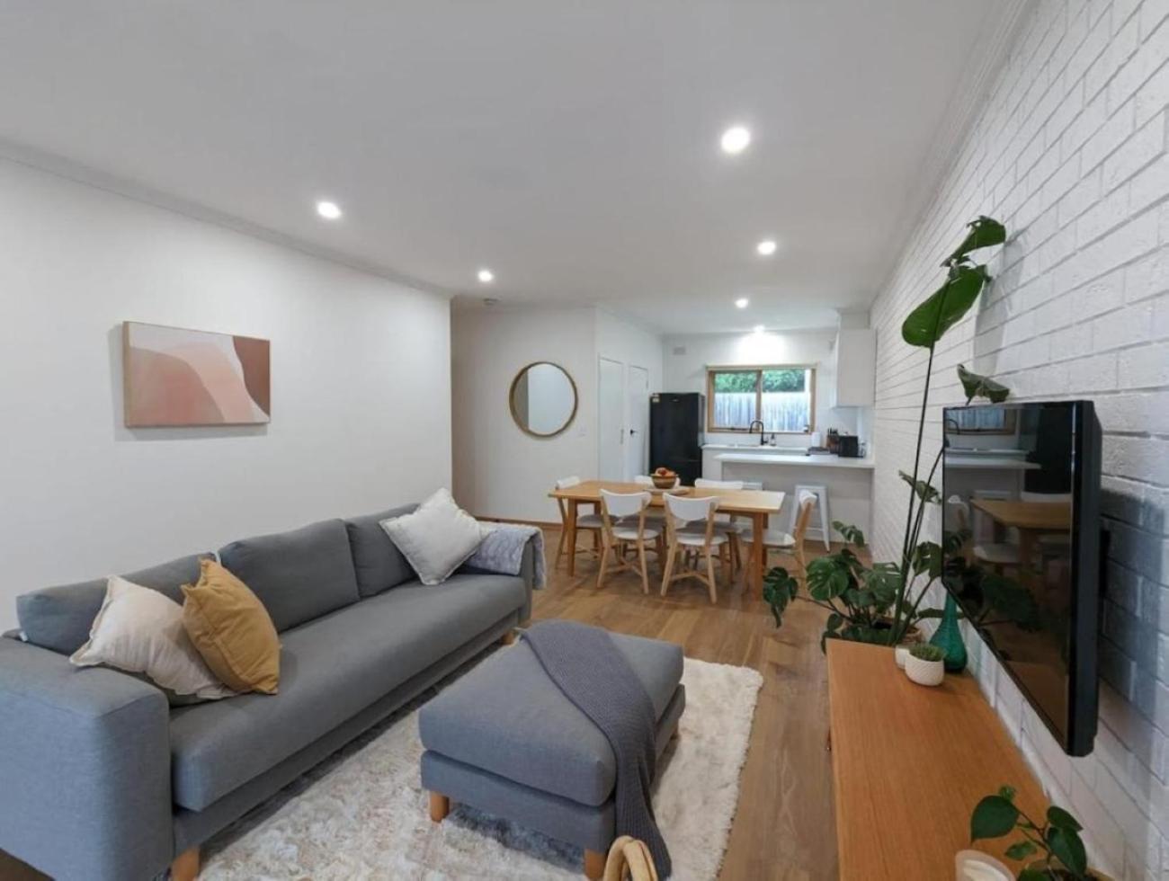 Cozy Newtown 2 Bedroom Unit *