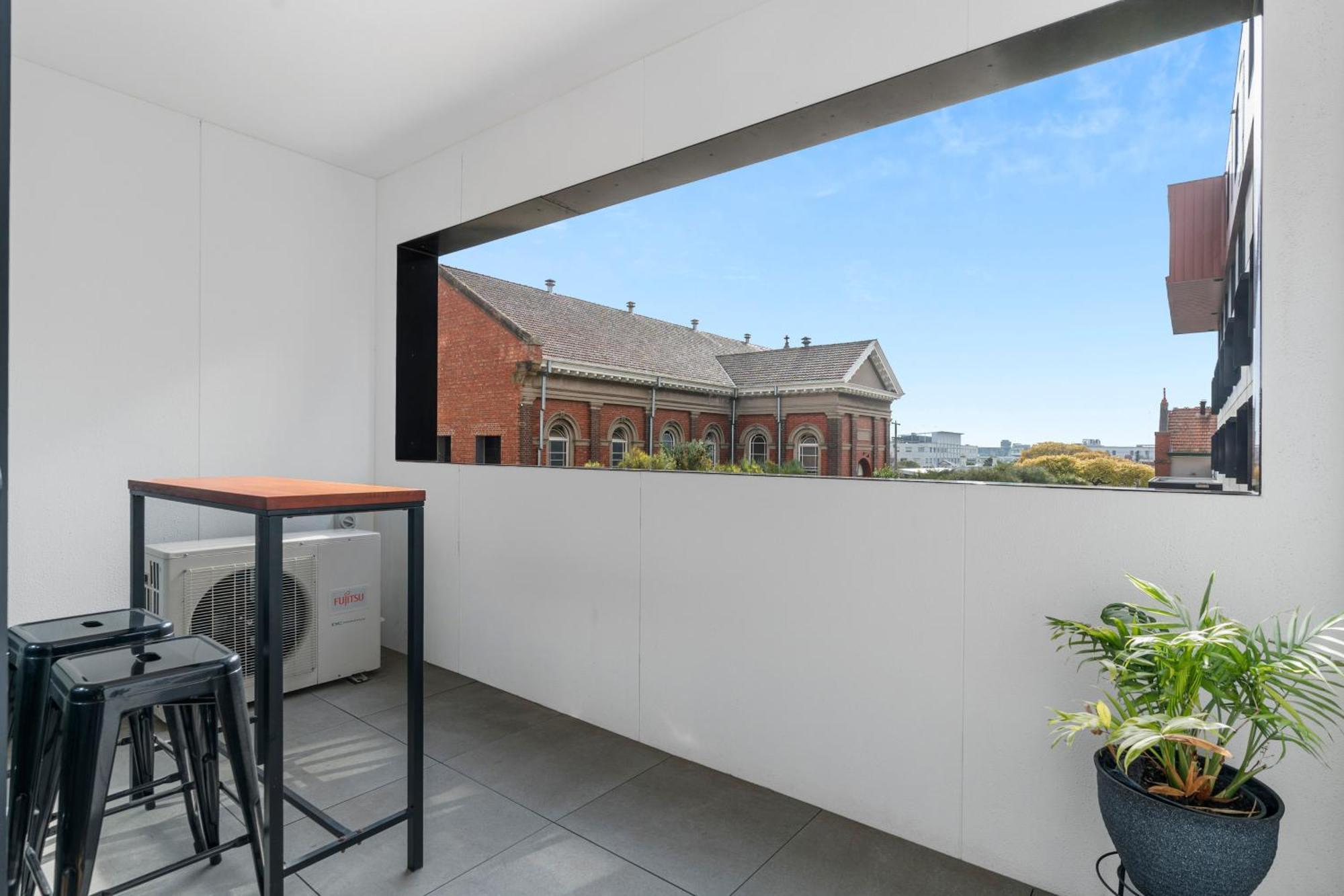 Modern Near Hospital * Geelong