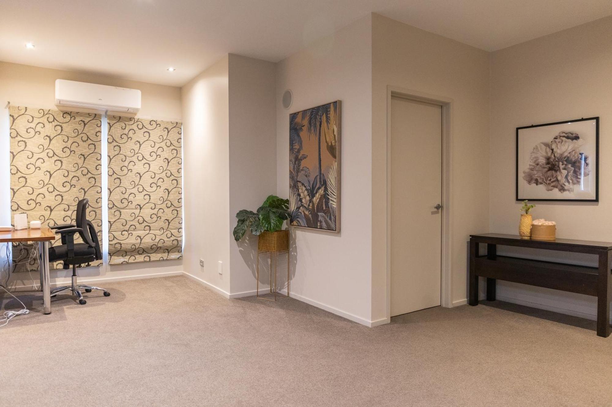 Stylish Retreat Steps From Waterfront, With Parking, Wi-fi, Ac Holiday home *