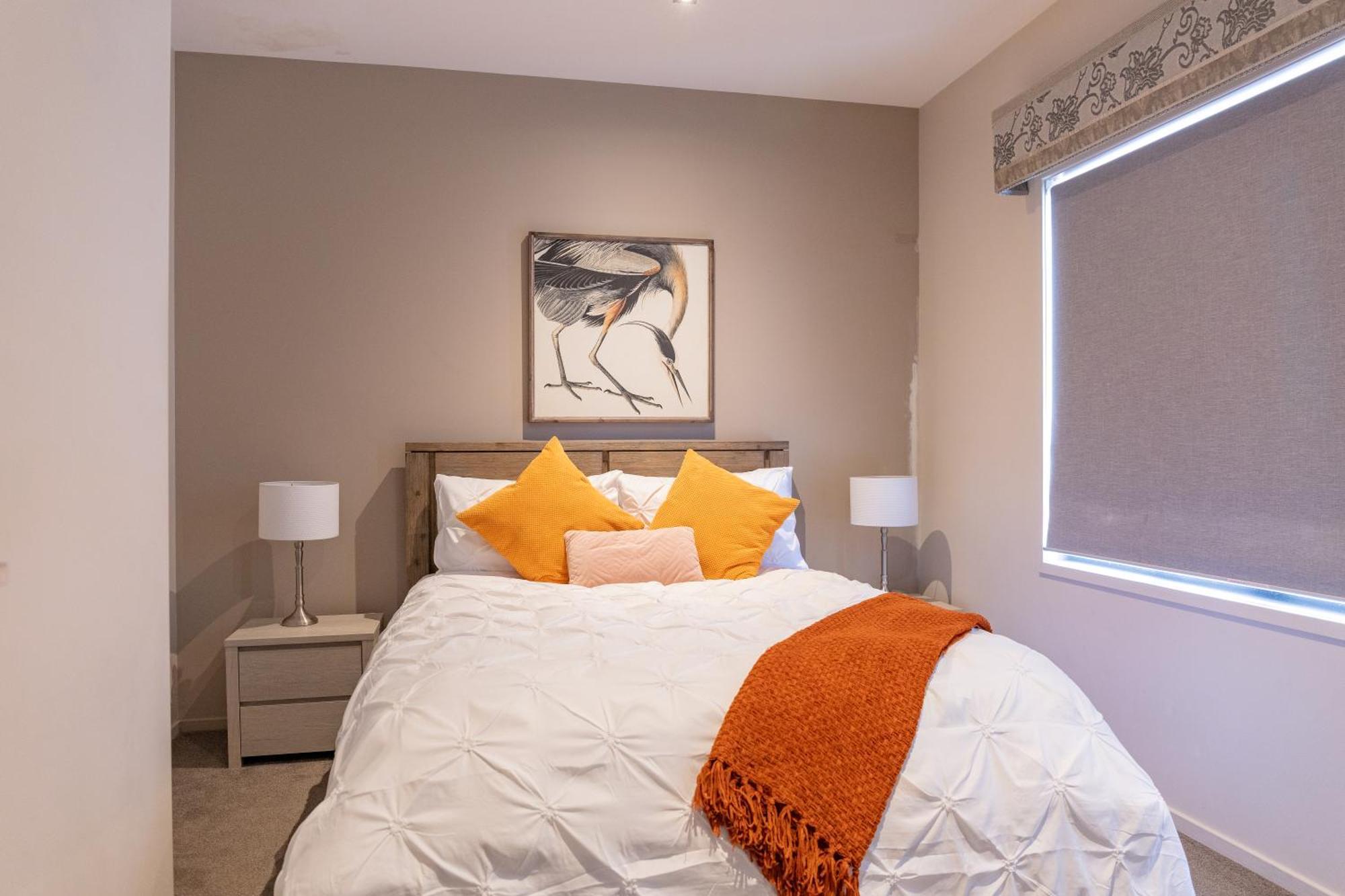 Stylish Retreat Steps From Waterfront, With Parking, Wi-fi, Ac Holiday home