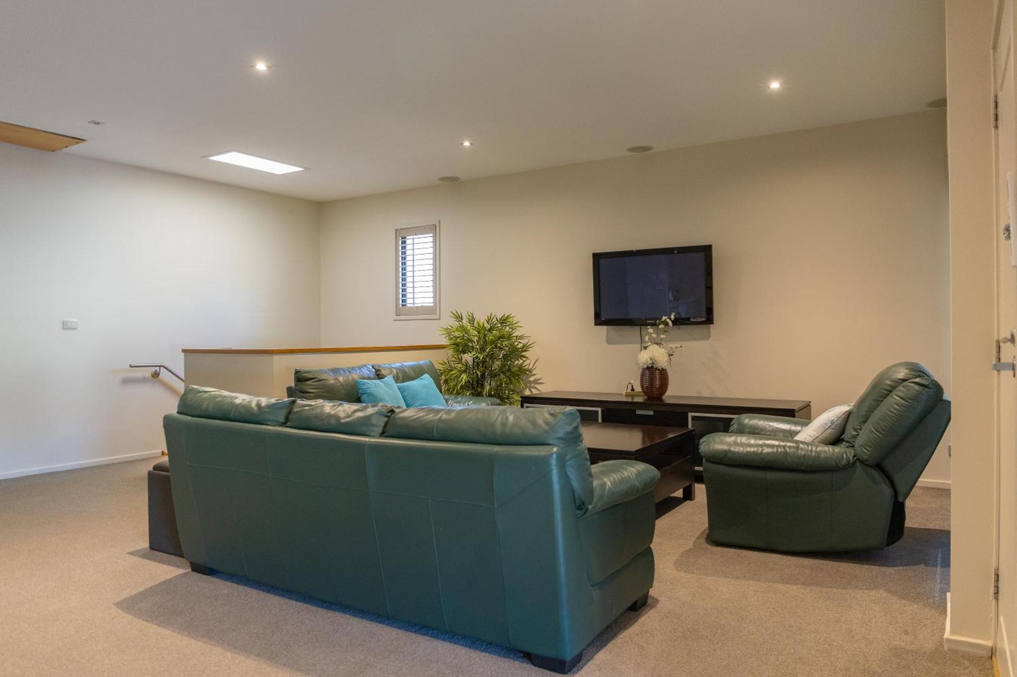Stylish Retreat Steps From Waterfront, With Parking, Wi-fi, Ac Holiday home