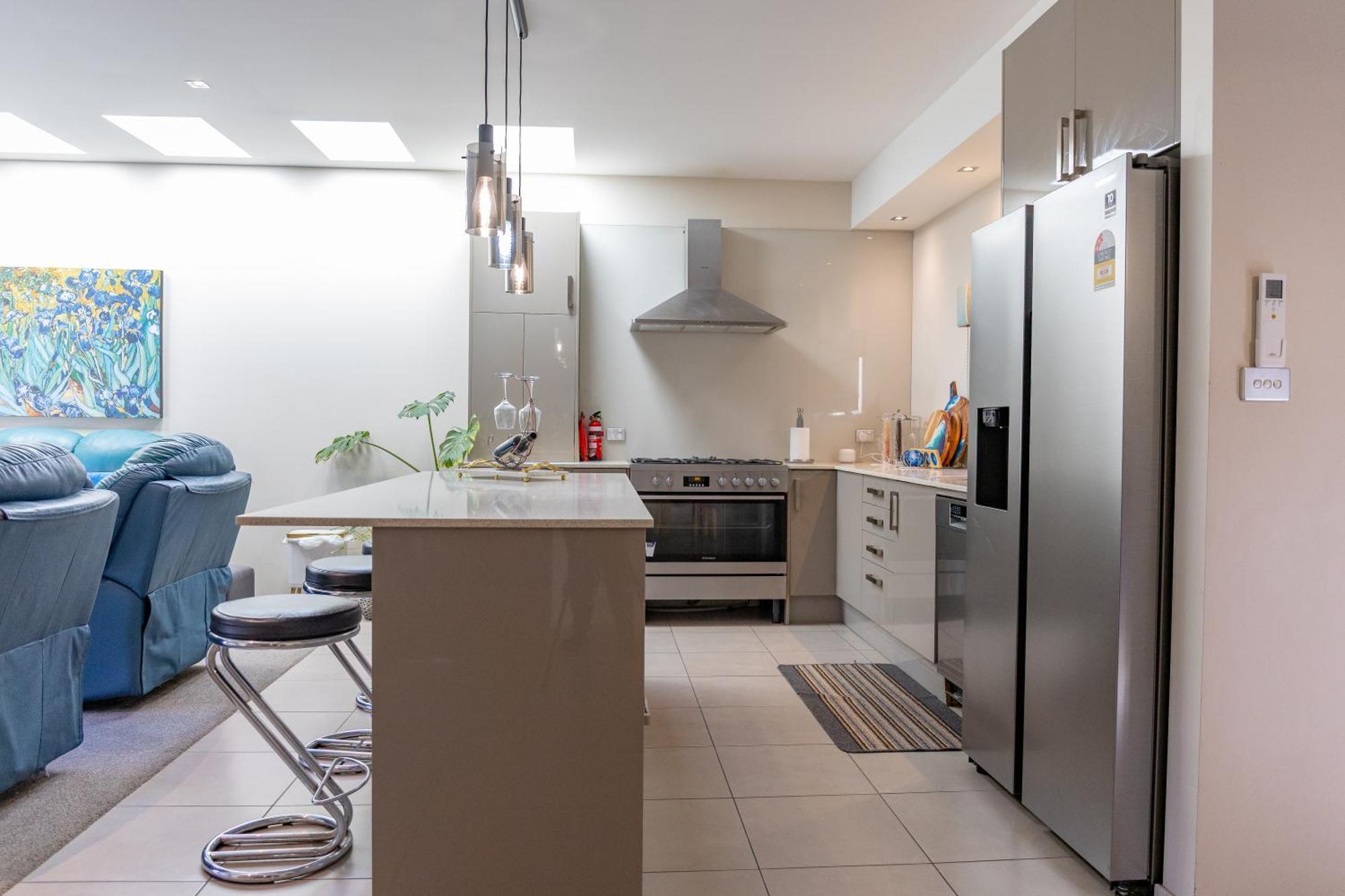 Stylish Retreat Steps From Waterfront, With Parking, Wi-fi, Ac Holiday home *