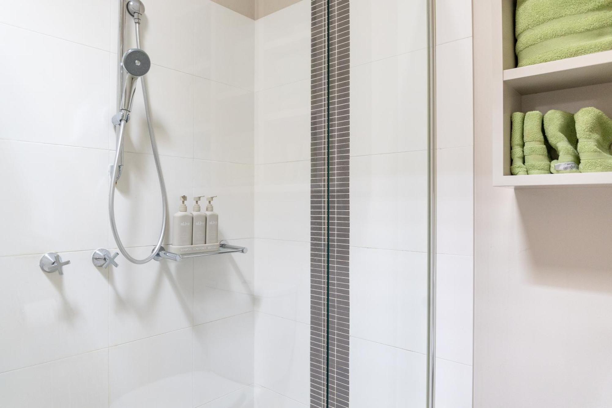 Stylish Retreat Steps From Waterfront, With Parking, Wi-fi, Ac Holiday home *