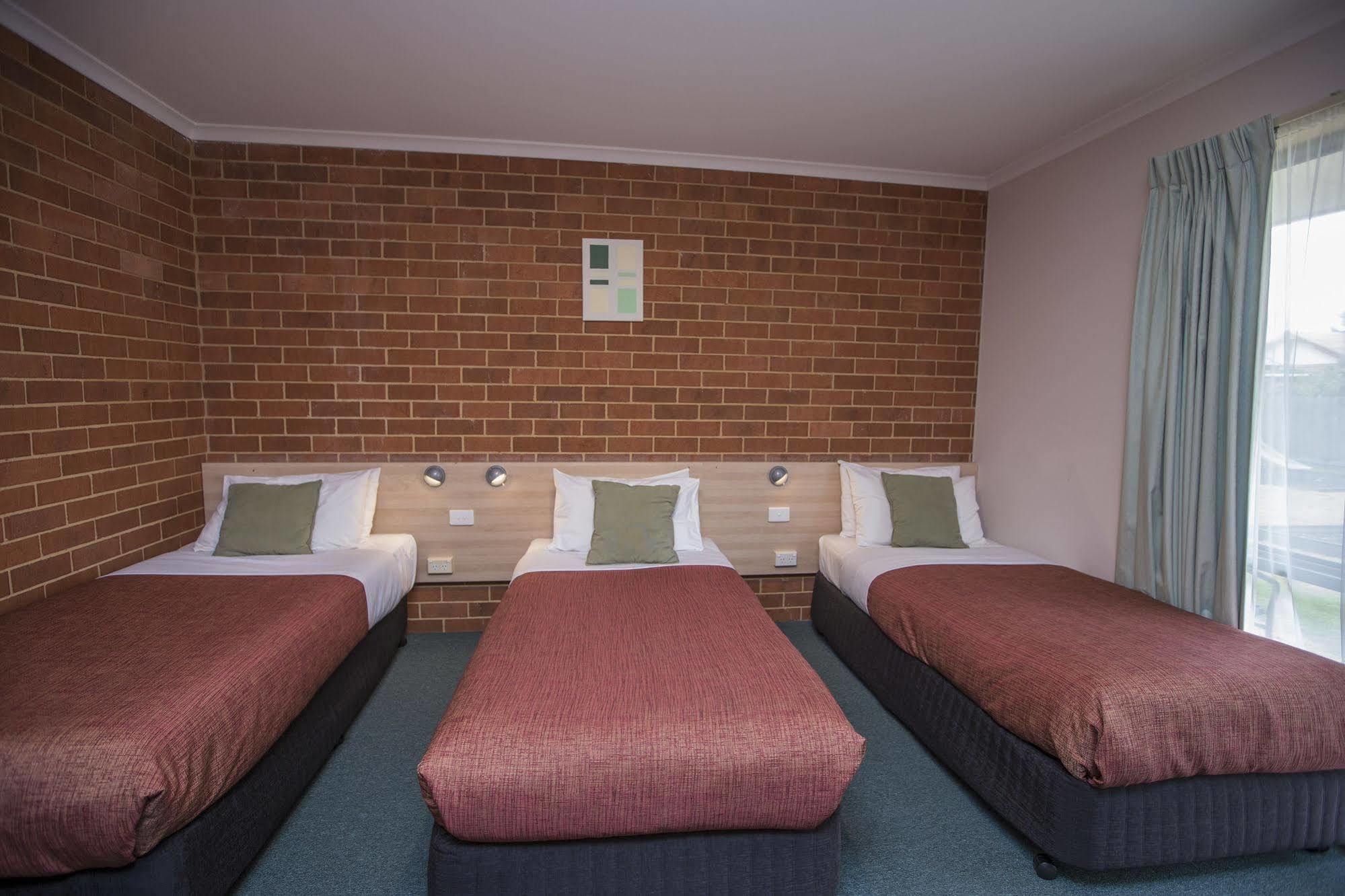 Rose Garden Motel 4*