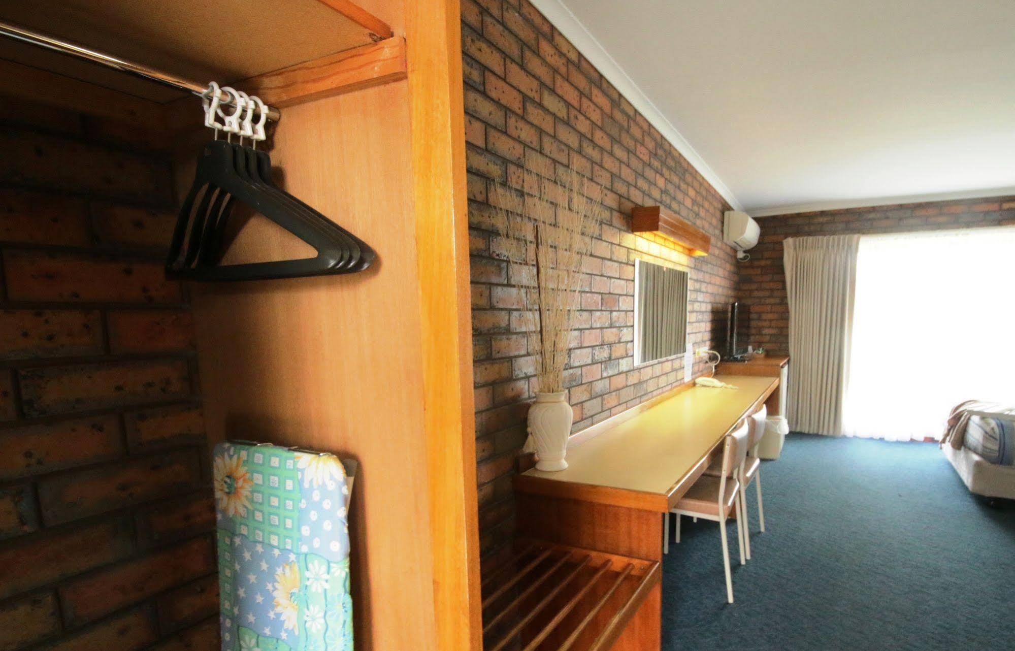 Golden Palms Motel