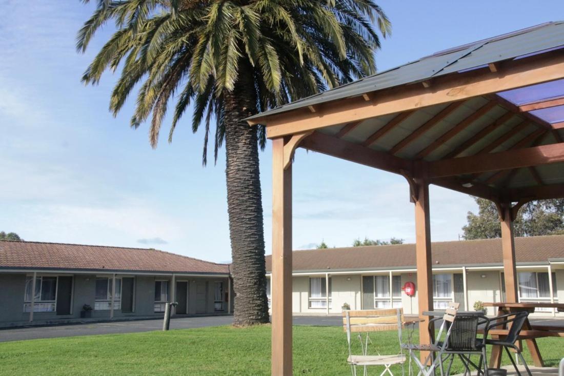 Golden Palms Motel